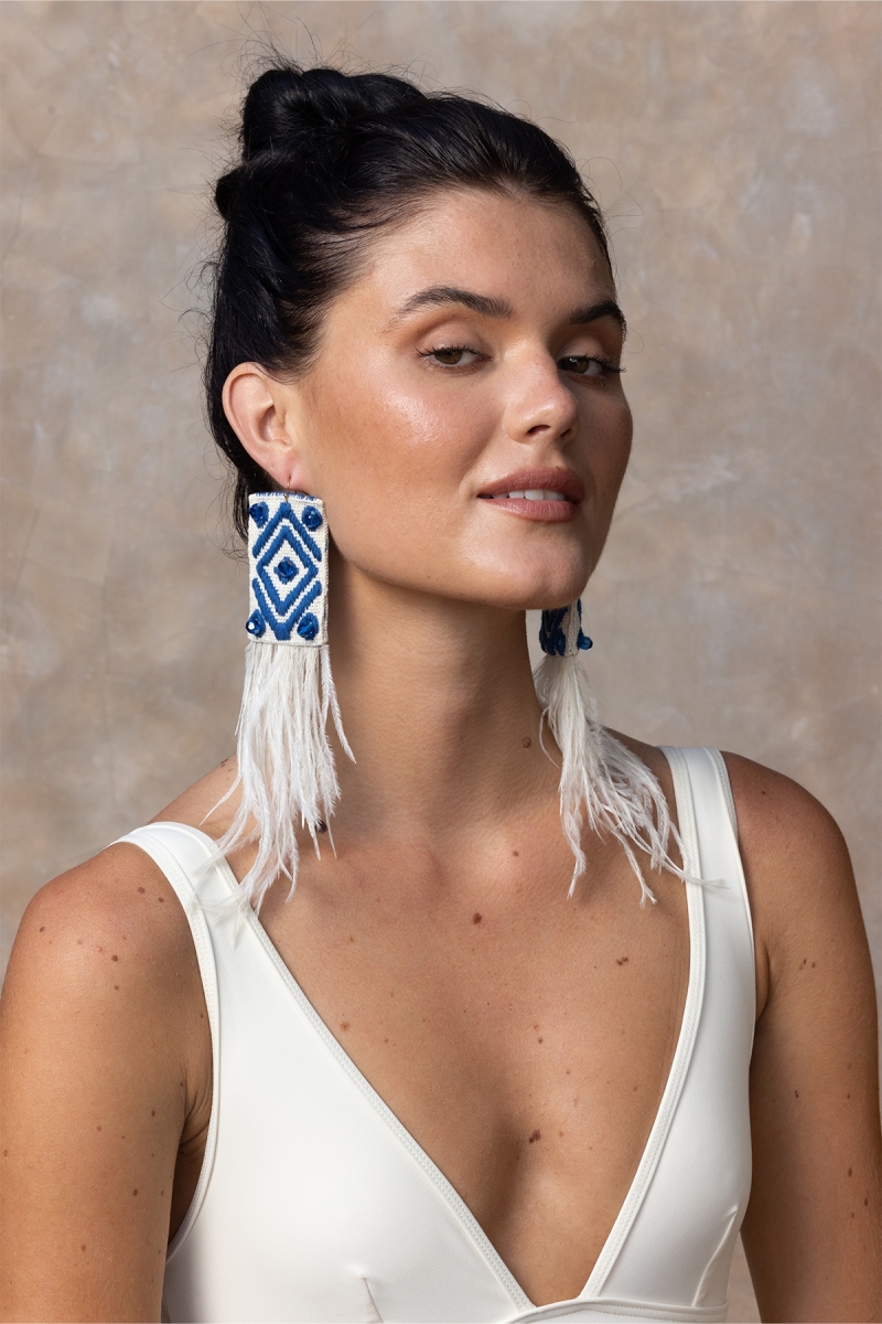 Pendientes colgantes Flamingo – blanco/azul – plumas avestruz – estilo bohemio – Miss June Paris – 1