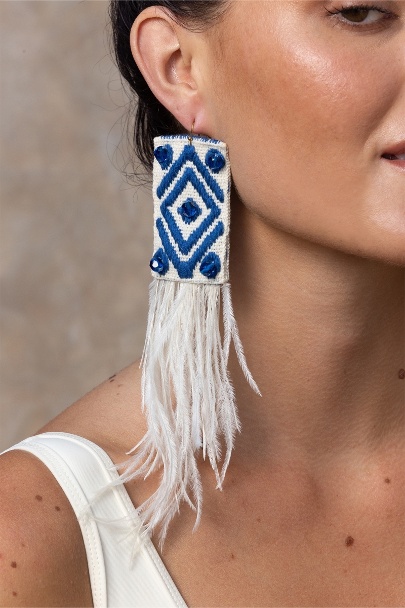 Pendientes colgantes Flamingo – blanco/azul – plumas avestruz – estilo bohemio – Miss June Paris – 2