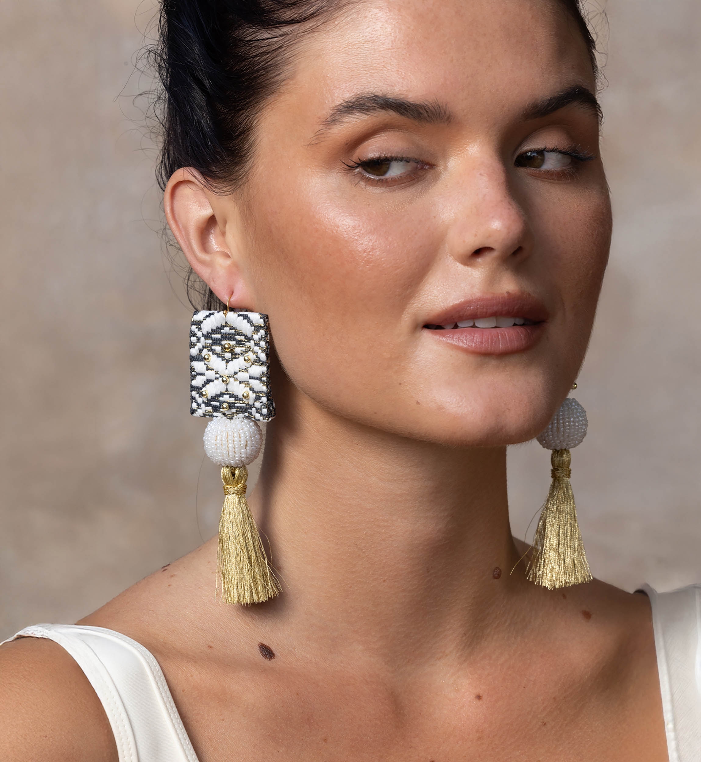 Pendientes colgantes Java – blanco/negro/dorado – hilos de lurex – estilo bohemio – Miss June Paris – 2