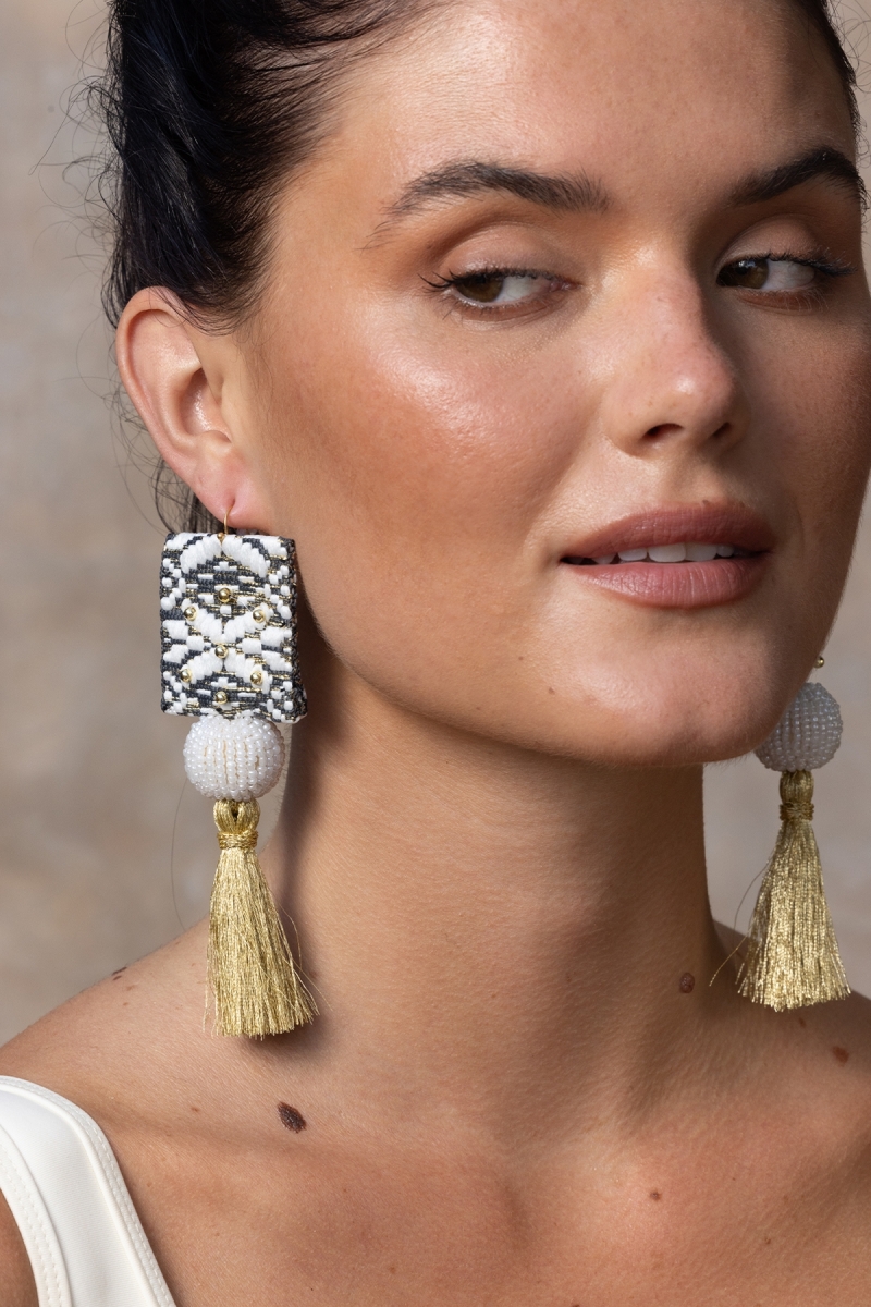 Pendientes colgantes Java – blanco/negro/dorado – hilos de lurex – estilo bohemio – Miss June Paris – 2