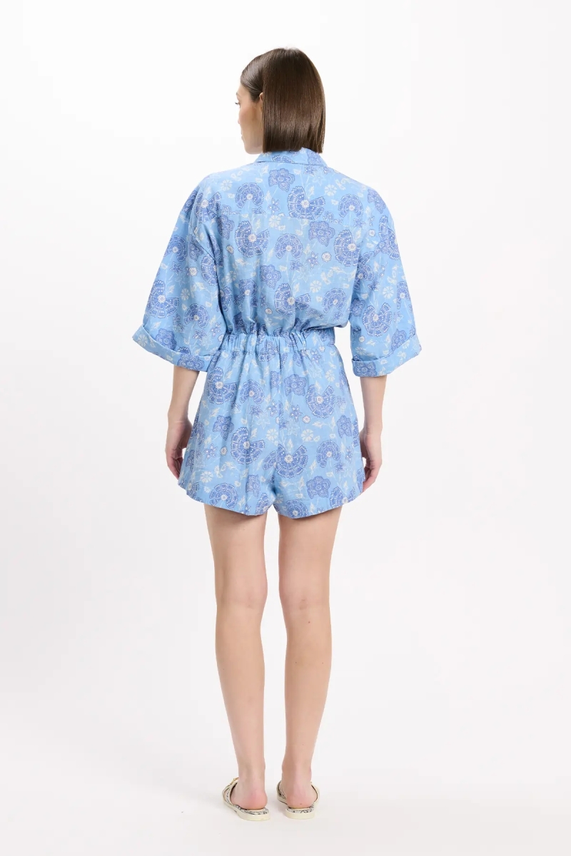 Miss June Paris — Kaftan Rada aus Blauem Baumwollstoff mit Ethnischem Muster