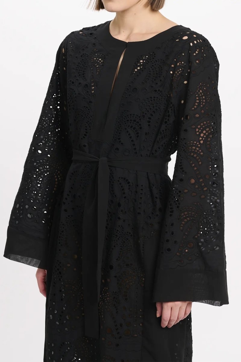 Robe Penny – Robe longue à manches longues avec ceinture, en coton avec broderies et lacets, 100 % coton – Miss June Paris - 4