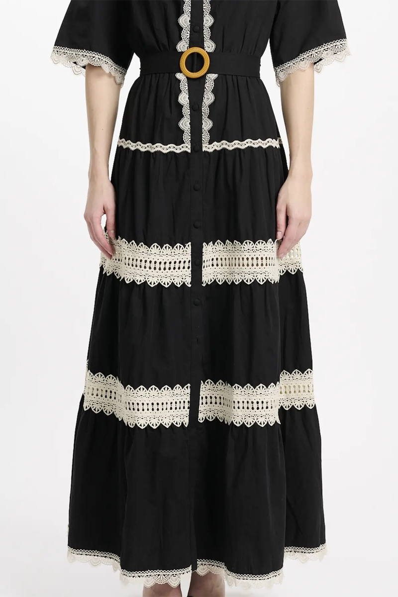 Betty Kleid – Langes Kleid mit kurzen Ärmeln und Gürtel, 100 % Baumwolle mit Spitzenstickerei – 9