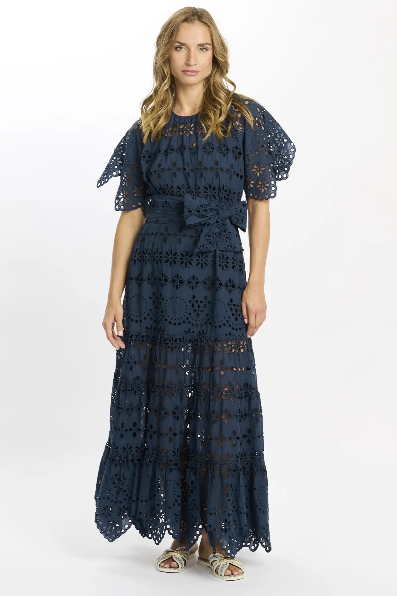 Robe Astrid – Robe longue à manches courtes avec doublure et ceinture, 100% coton avec broderies et lacets – Miss June Paris - 2