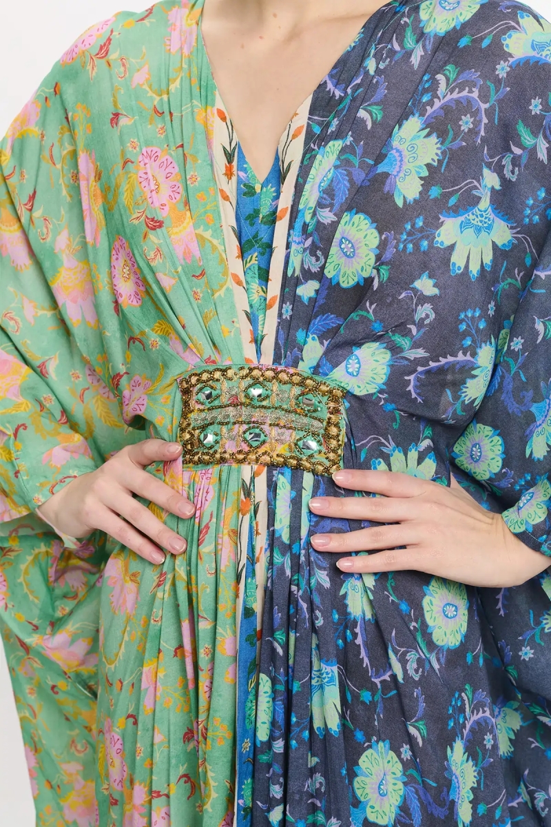 Robe Bahya à fines bretelles longues, 100 % modal imprimé avec broderies et ceinture à l'intérieur – Miss June Paris - 3