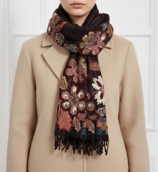 Miss June Paris — Lucie Schal