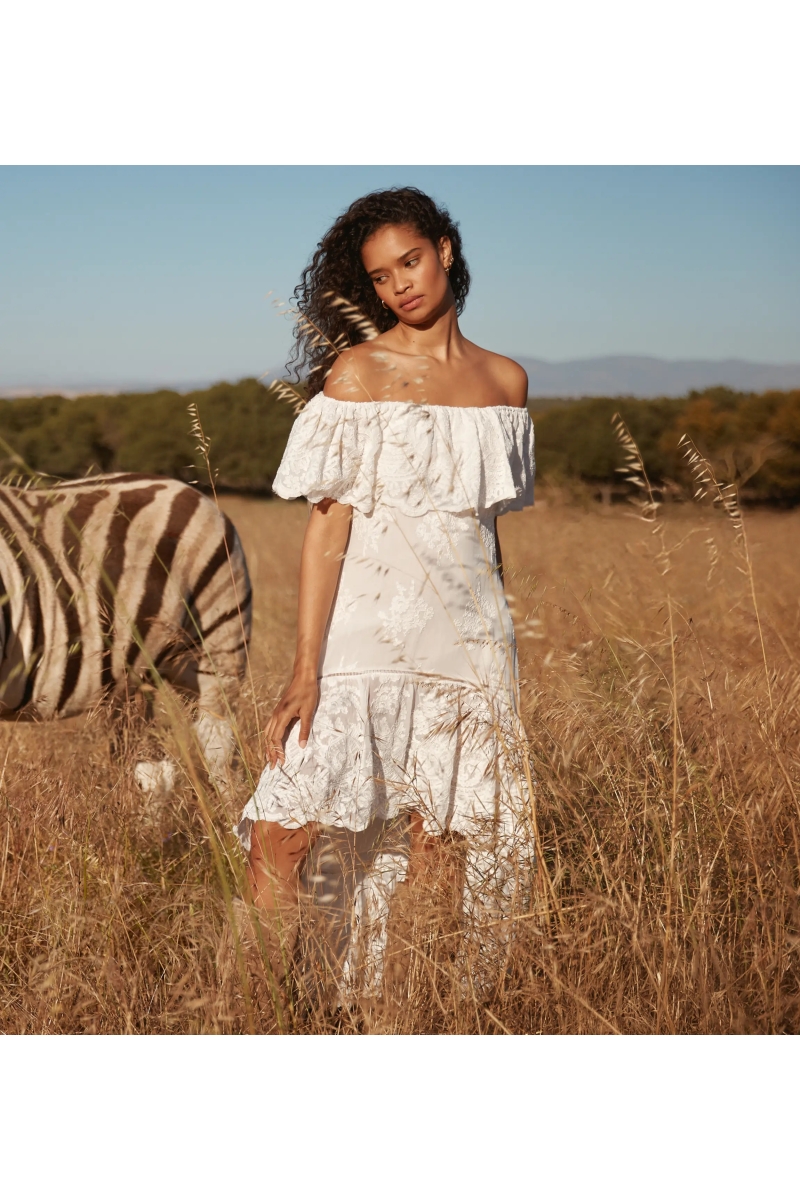 Miss June Paris — Asymmetrisches Bardot Kleid Weiß