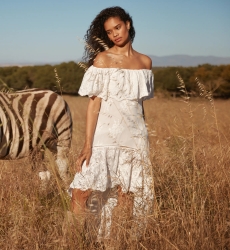 Miss June Paris — Asymmetrisches Bardot Kleid Weiß