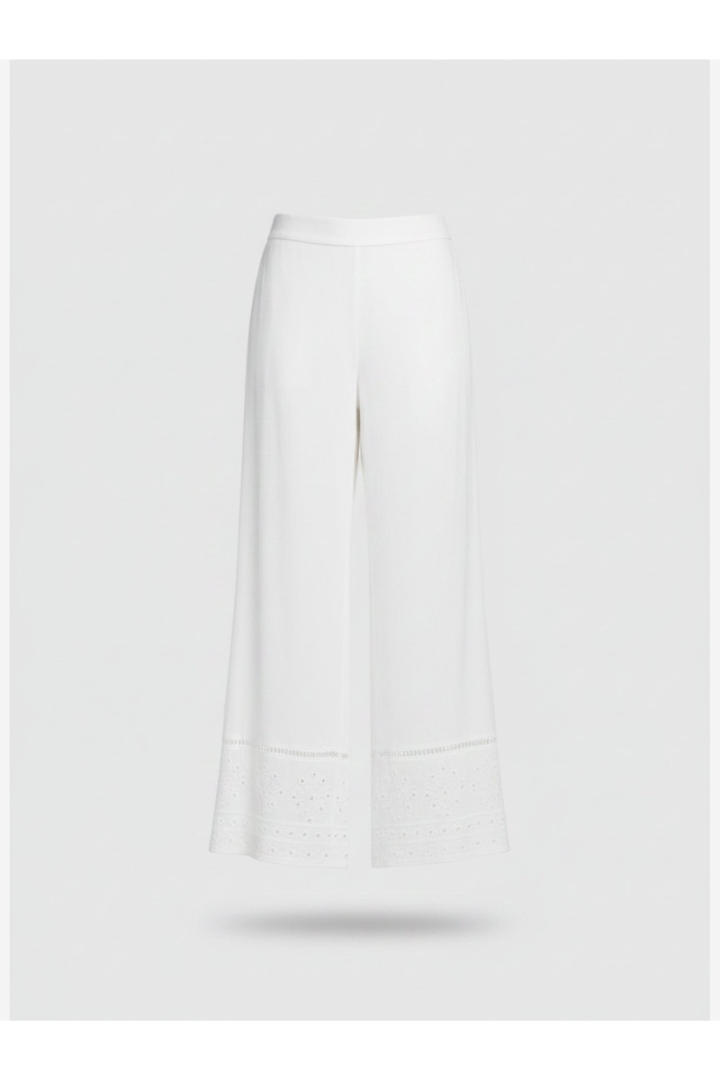 Conjunto branco de duas peças: top decote quadrado com alças de amarrar e calças largas bordadas, tecido leve.