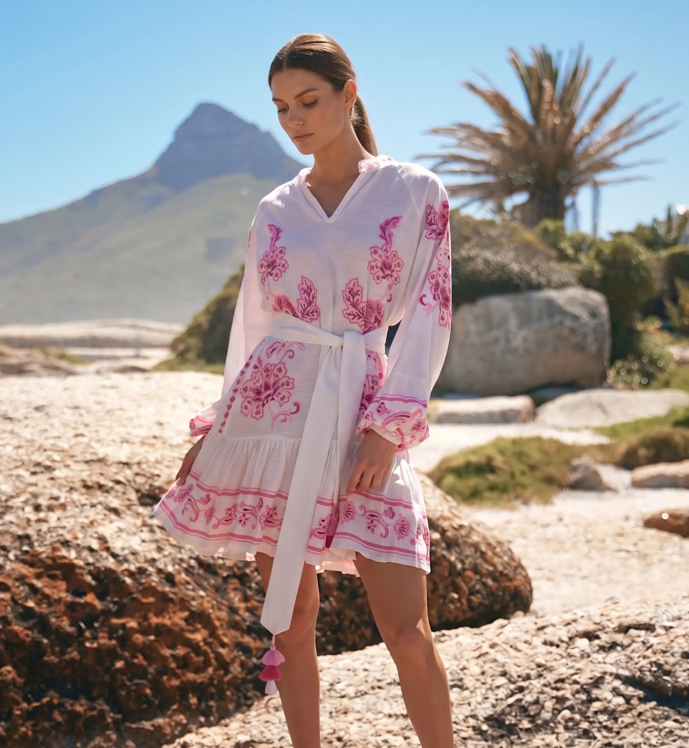 Vestido Curto Anika Motivos Florais em Algodão Rayonne Flammé | Vestid
