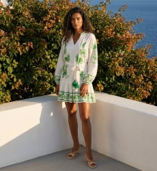 Vestido curto branco manga comprida com bordado floral verde, decote em V, cintura amarrada com borlas e saia em camadas.