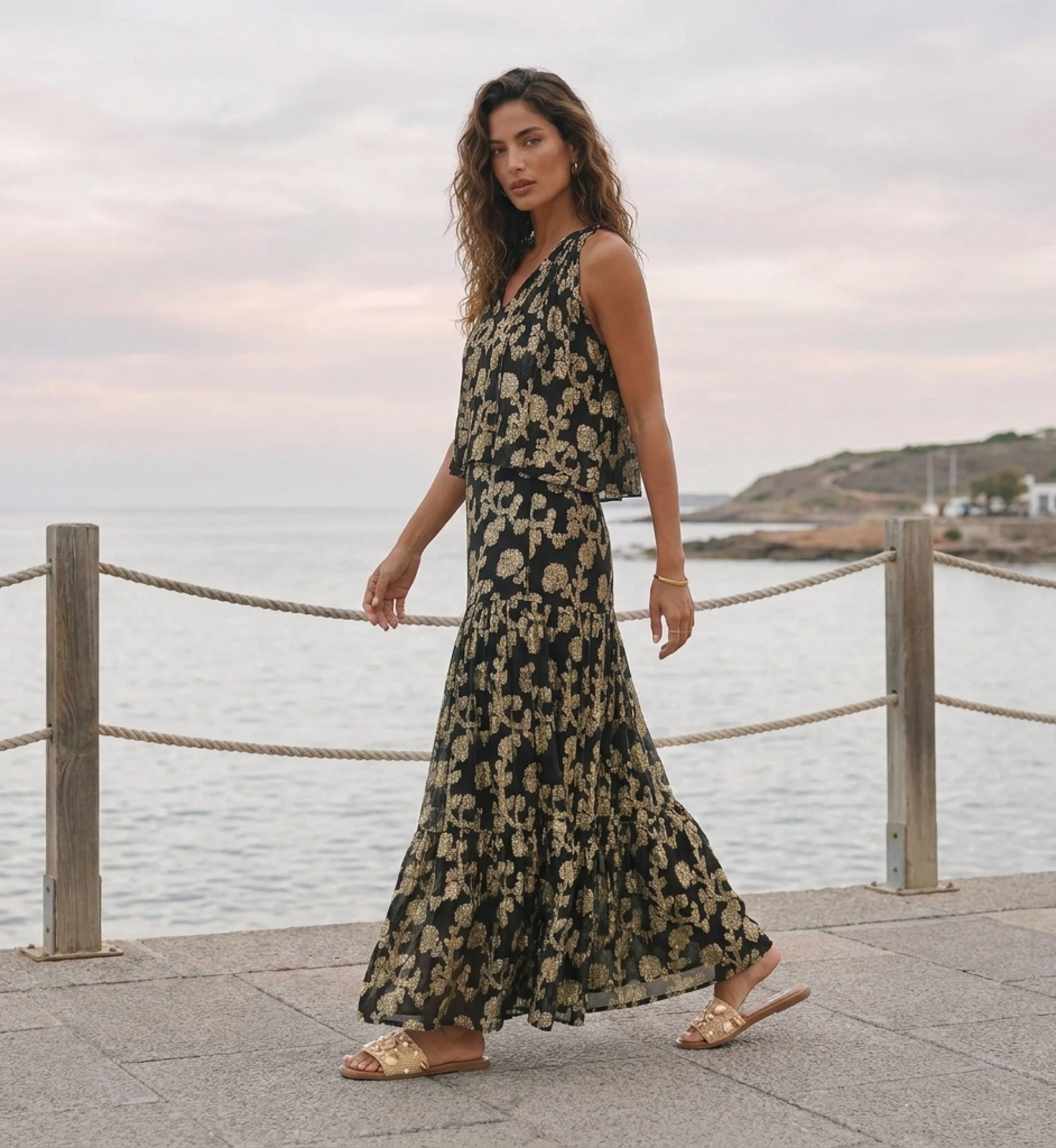 Conjunto feminino elegante de duas peças, vista frontal. Roupa moderna e chic, perfeita para estilo atual.