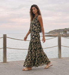 Ensemble chic deux pièces pour femme, vue de face. Tenue élégante et moderne, parfaite pour un look stylé.