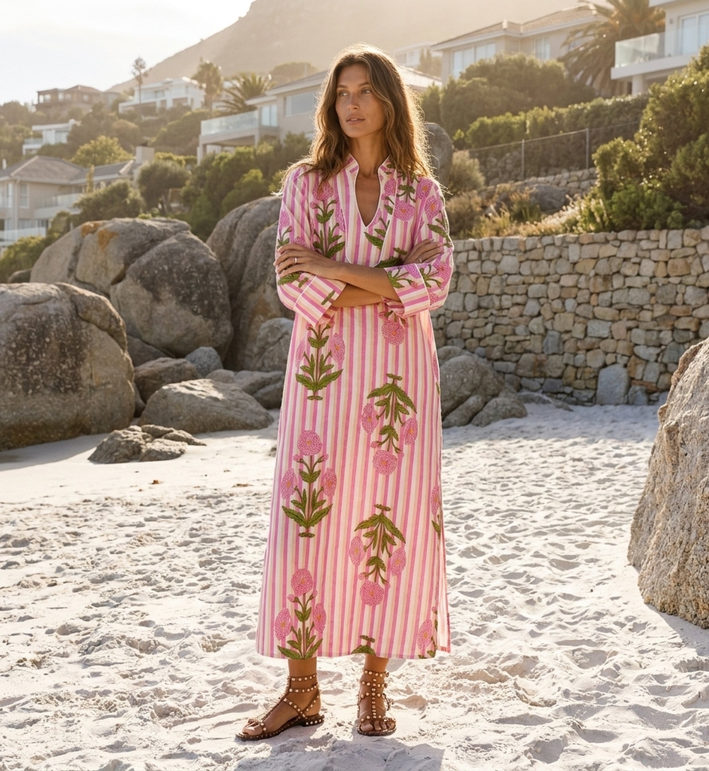 Abito tunica al ginocchio con righe verticali rosa, bianche e beige, ricami floreali, colletto alla coreana, scollo a V.