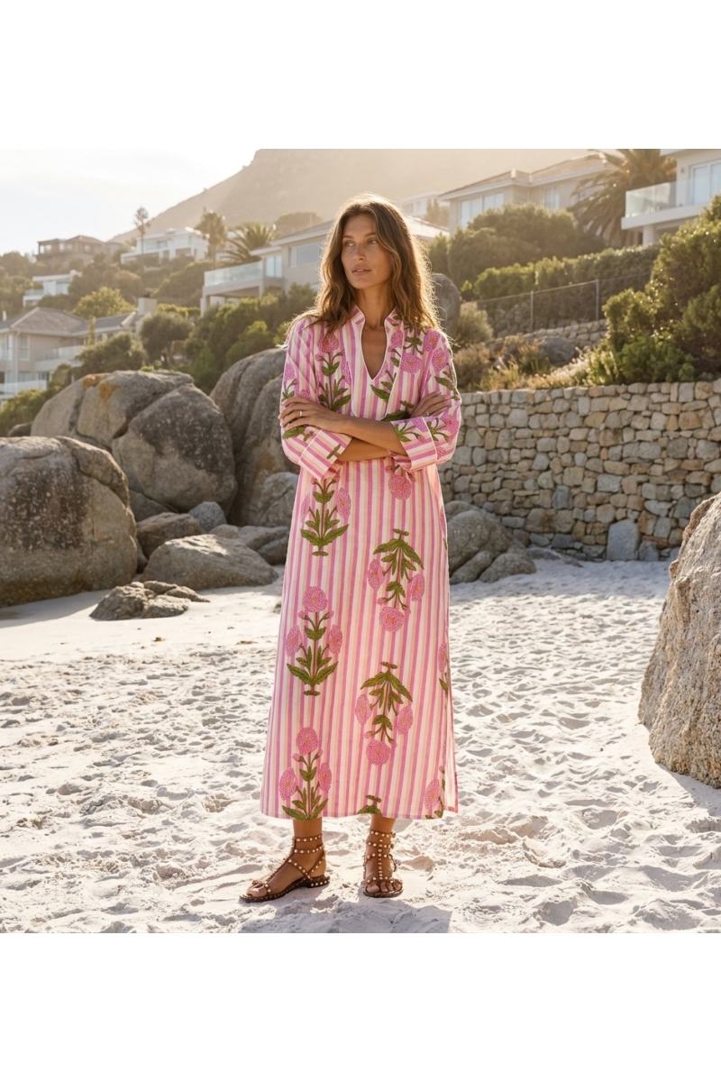 Abito tunica al ginocchio con righe verticali rosa, bianche e beige, ricami floreali, colletto alla coreana, scollo a V.