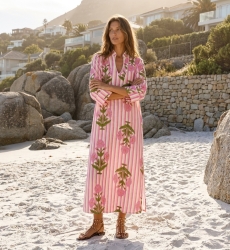 Robe tunique mi-longue à rayures verticales roses, blanches et beiges, motifs floraux brodés, col montant, col en V.