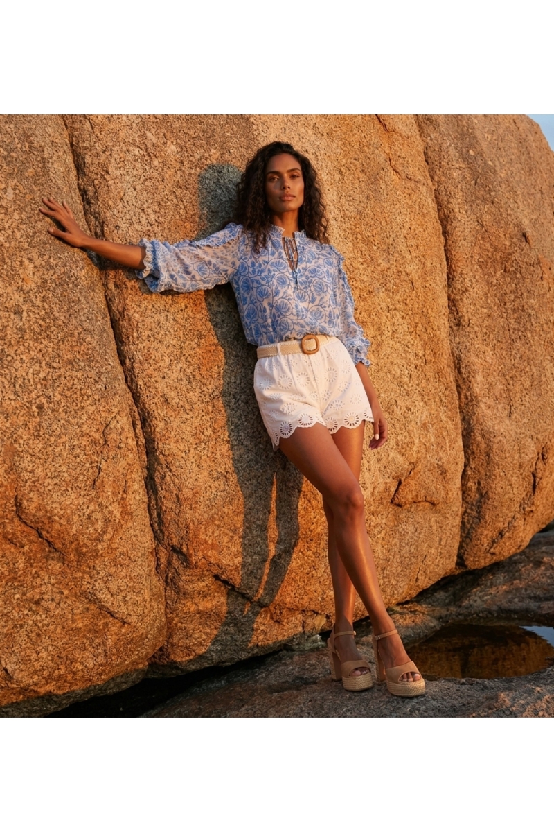 Blusa donna elegante e fluida, stampa ispirata al tramonto con toni ambra e terra, vestibilità morbida.