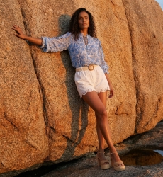 Blusa donna elegante e fluida, stampa ispirata al tramonto con toni ambra e terra, vestibilità morbida.