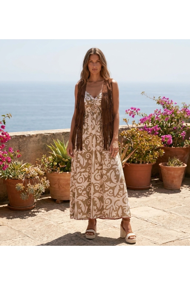 Vestido longo de viscose com elegante padrão barroco. Foto em terraço com vasos azuis ao meio-dia.