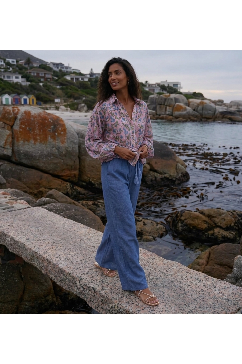Elegante camicia caftano grigia con motivo granito unico, perfetta per il comfort estivo.