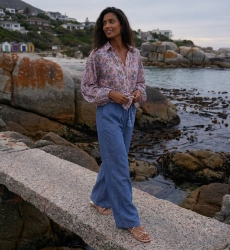 Chemise kaftan élégante gris motif granit, idéale pour un confort estival décontracté.