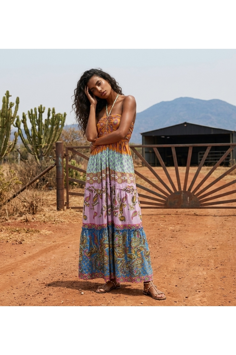 Fließendes langes Modal-Kleid mit lebhaftem Mehrfarben-Print, perfekt für den Sommer. Ganzkörperansicht.
