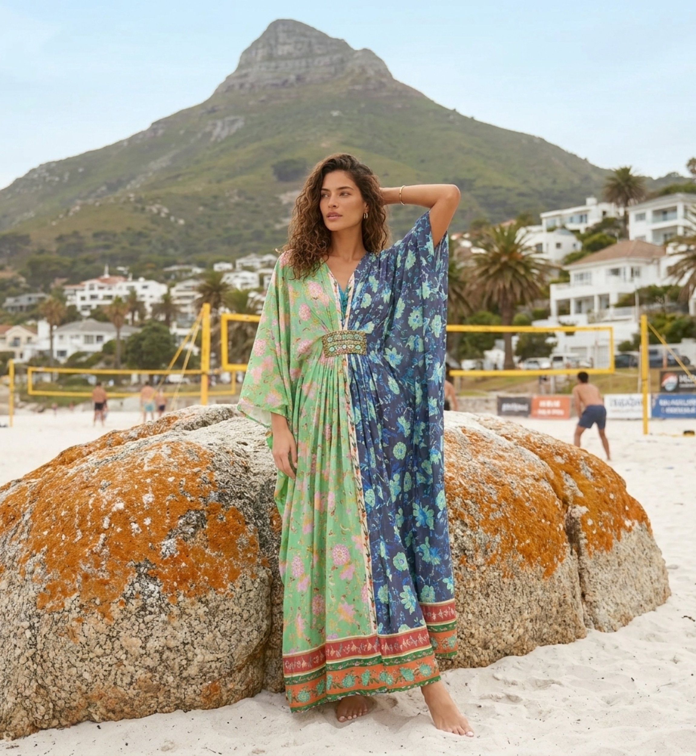 Caftan longo de modal multicolorido com estampa paisley vibrante, ideal para praia ou verão.