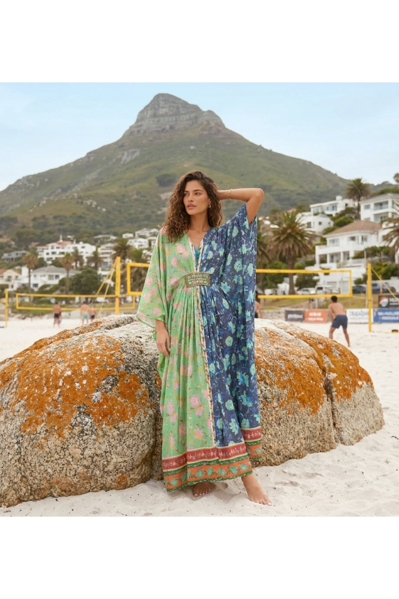 Caftan long en modal multicolore avec motif cachemire vibrant, idéal pour la plage ou les tenues d'été.