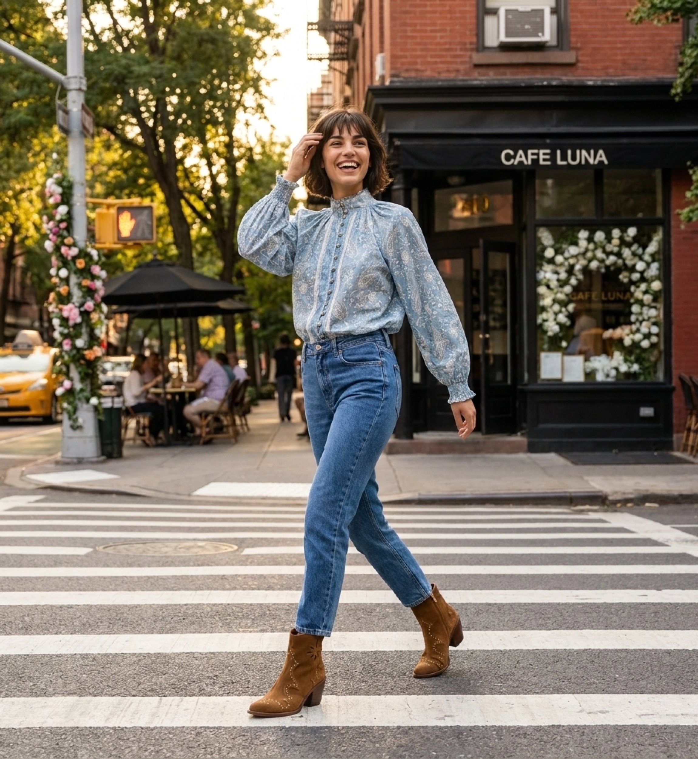 Camicia elegante da donna, taglio classico, tessuto leggero, perfetta per un look urbano chic o un caffè in città.
