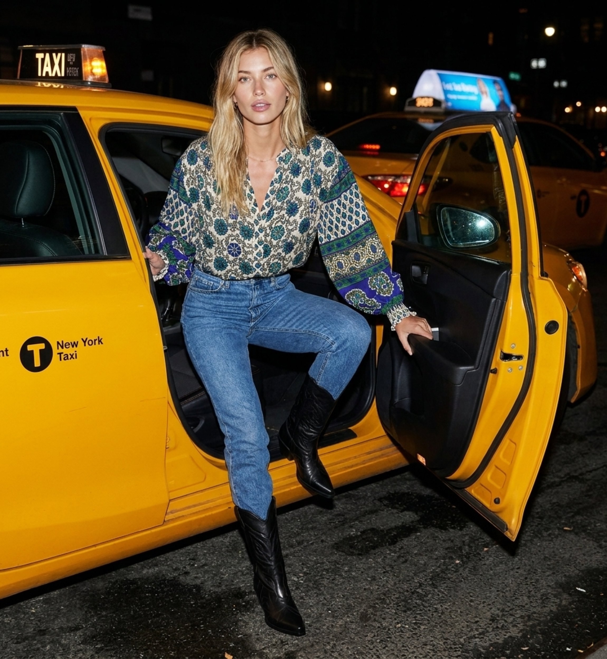 Blusa elegante da donna, stile chic per la sera, ritratta mentre esce da un taxi con effetto flash urbano.