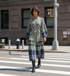 Elegantes langes Kleid aus fließendem Stoff, inszeniert in schicker urbaner Umgebung, ideal für die Stadt.
