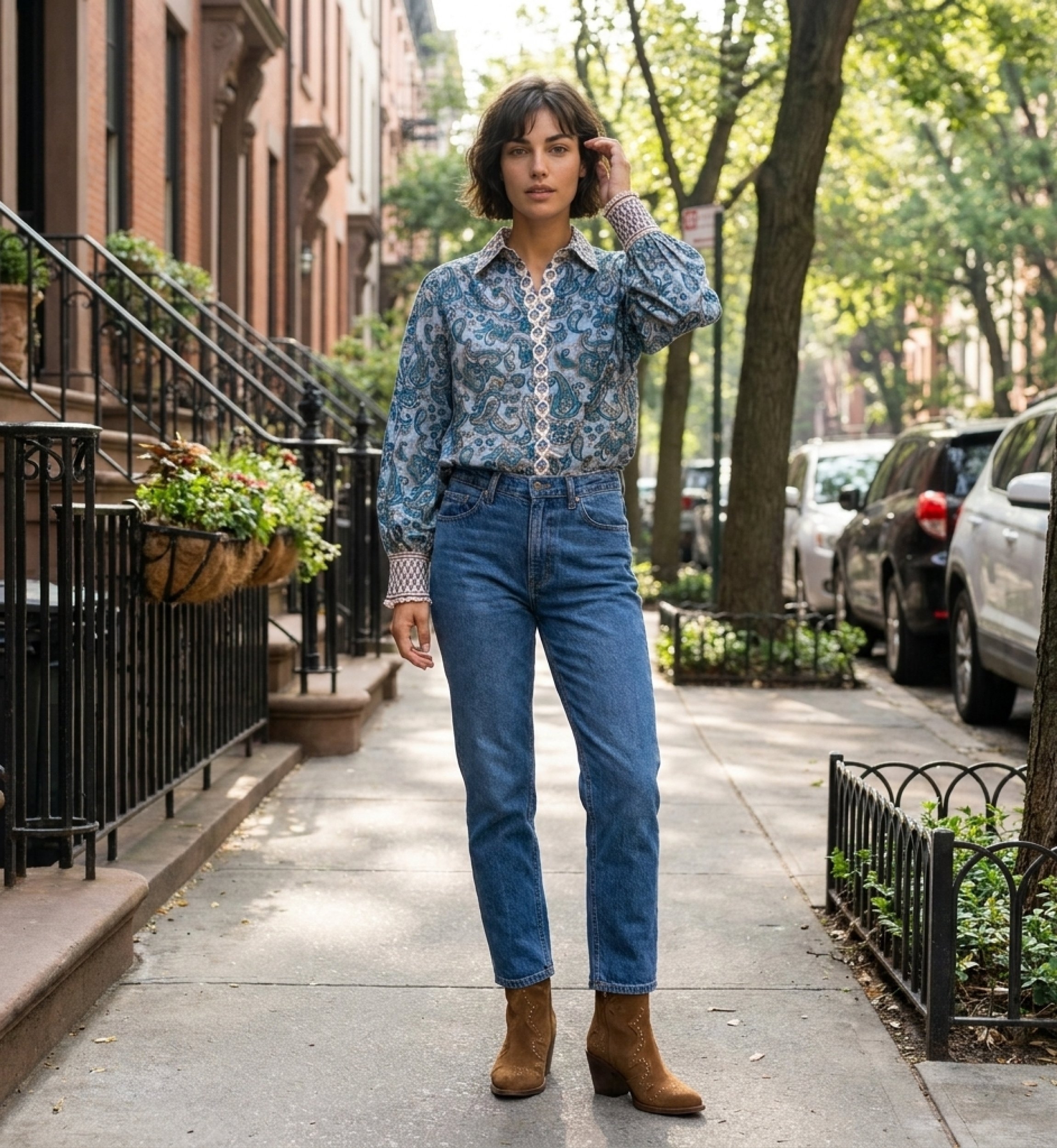 Camicetta da donna elegante, stile moderno, perfetta per uscite in città, fotografata su un vivace marciapiede urbano.