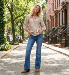 Blusa contadina a righe marroni e bianche, scollo a V, maniche tre quarti a palloncino e ricamo floreale con nappe.