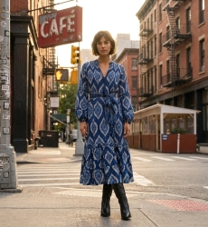 Abito midi ikat blu e bianco con maniche lunghe a sbuffo, gonna a balze, cintura con fiocco, street style.