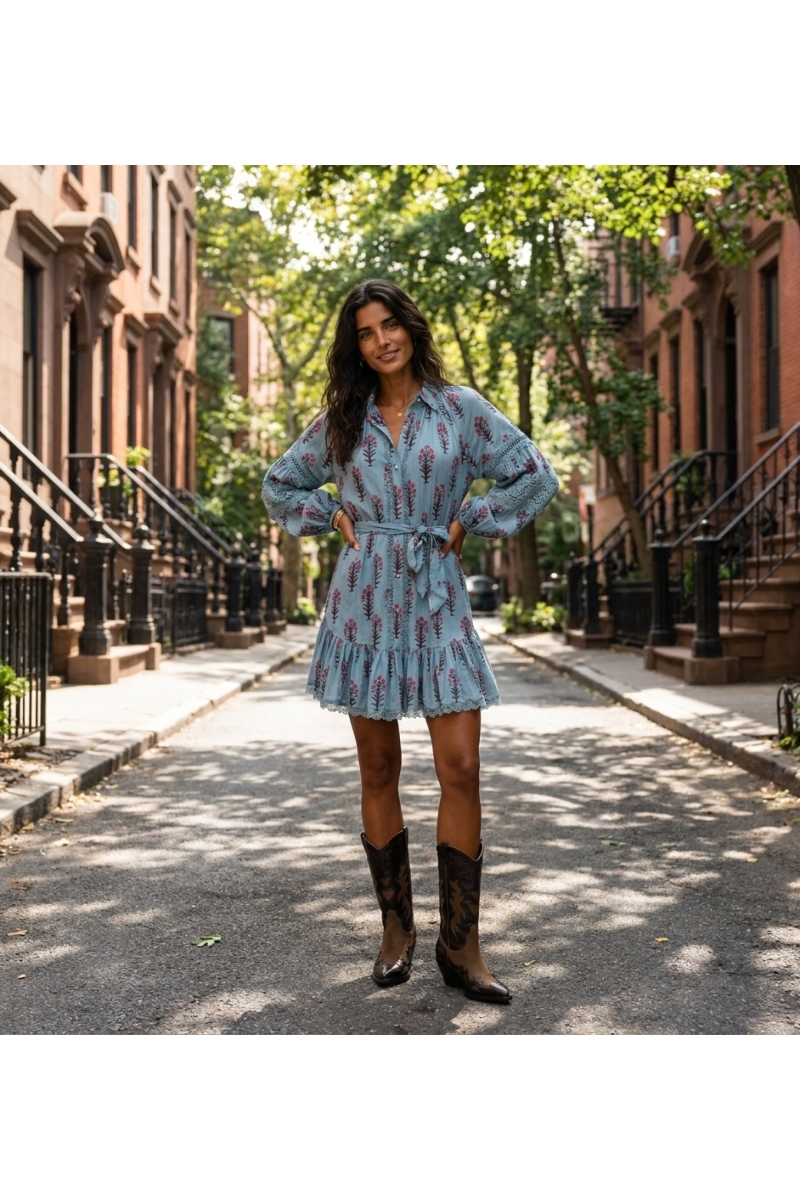 Robe courte bleu clair à imprimé floral, manches ballons longues avec dentelle, boutonnée, taille nouée.