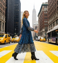 Langärmliges Stufen-Maxikleid mit blau-schwarz-weißem Blumenmuster, fließender, leichter Stoff, Streetstyle-Ansicht.