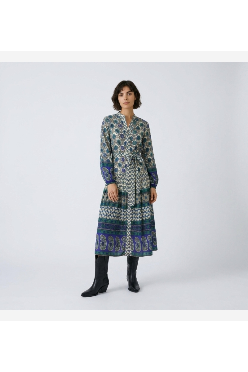 Langärmliges Midikleid in Creme, Blau, Grün mit geometrischen Blumenmustern, Bindegürtel und Stufenrock.
