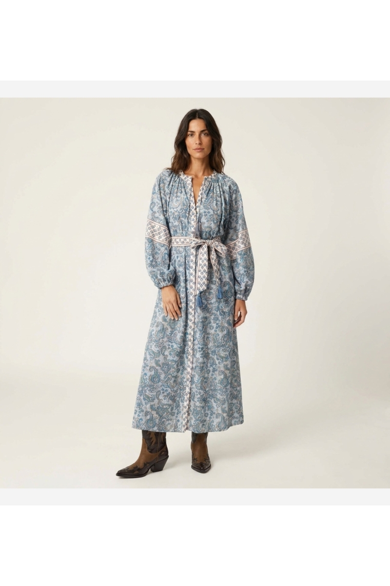 Vista frontal de um elegante vestido longo estilo quimono feminino, ideal para uso casual ou chique.