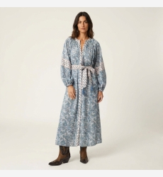 Vorderansicht eines eleganten langen Kimono-Kleides für Damen, perfekt für Freizeit oder schicke Anlässe.