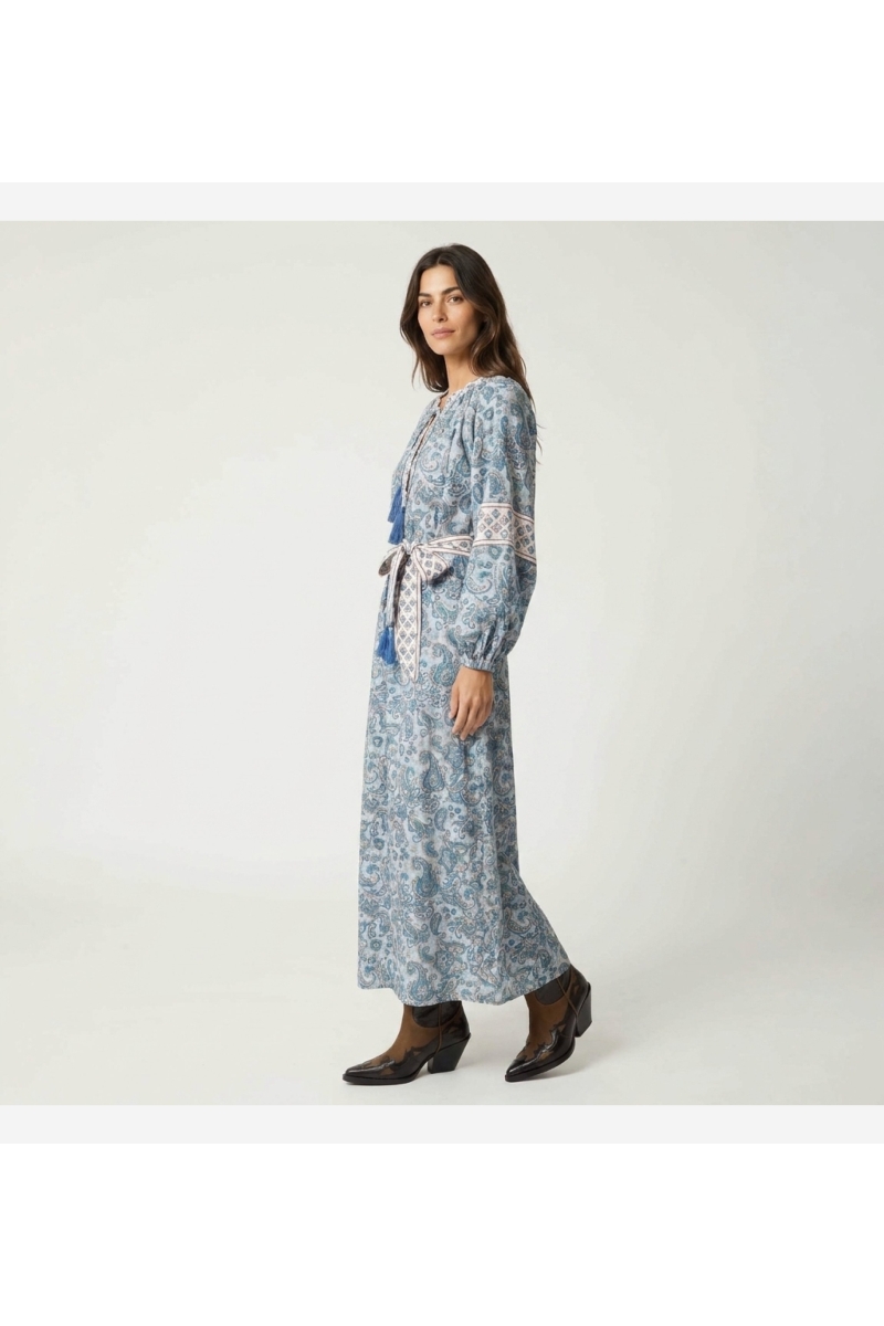 Robe longue fluide style kimono, coupe ample et élégante, vue trois-quarts de côté pour femme.