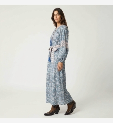 Robe longue fluide style kimono, coupe ample et élégante, vue trois-quarts de côté pour femme.