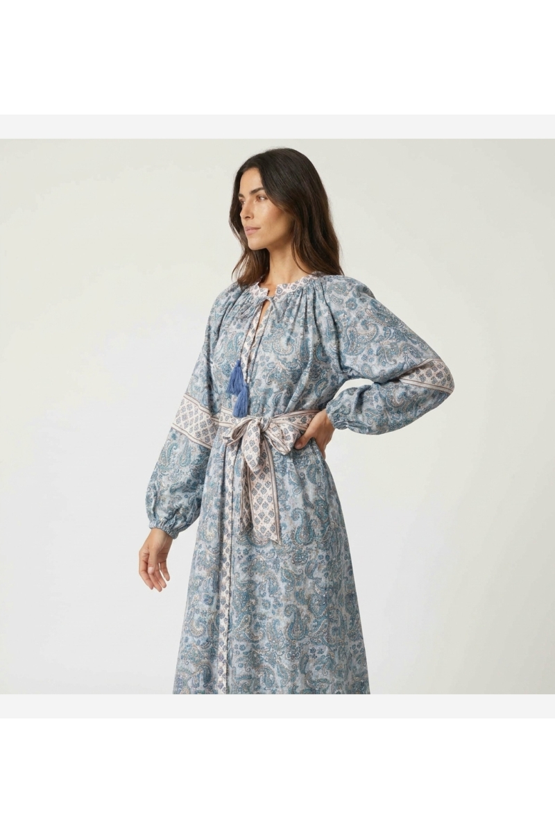Abito lungo stile kimono, tessuto fluido ed elegante, vista tre quarti laterale. Perfetto per casa o sera.