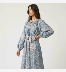 Vestido longo estilo quimono, tecido fluído e elegante, vista três quartos lateral. Ideal para casa ou noite.