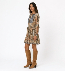 Langarm-Minikleid mit Kragen, beige-braun-blau Patchwork, Blumen-Paisley-Muster, Stufenrock, Bindegürtel.
