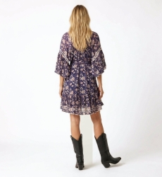 Rückenansicht: Transparentes marineblaues Blumen-Minikleid mit Ballonärmeln, V-Ausschnitt, Stufenrock und Bindegürtel.