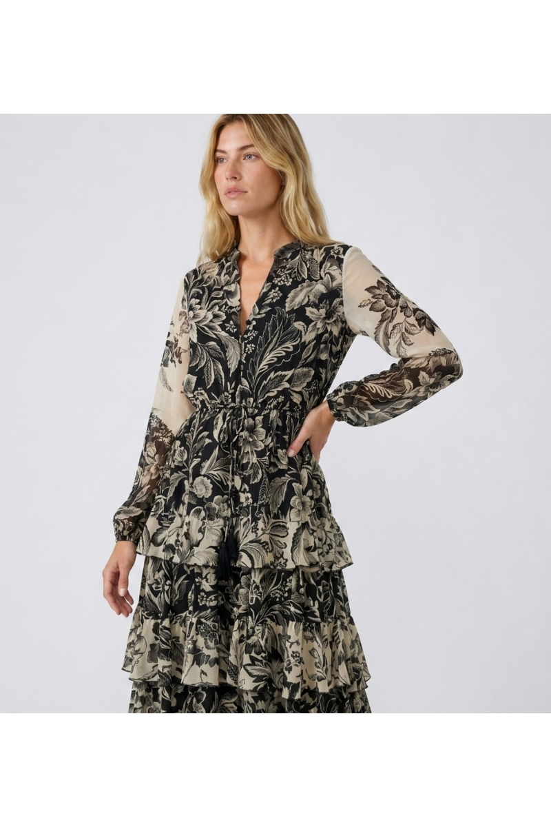 Maxikleid schwarz beige floral, V-Ausschnitt, Langarm, elastische Taille, Rüschenrock, leichter Stoff, Dreiviertelansicht.