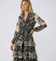 Abito maxi nero beige floreale, scollo V, maniche lunghe, vita elastica, gonna balze, tessuto leggero, vista 3/4.