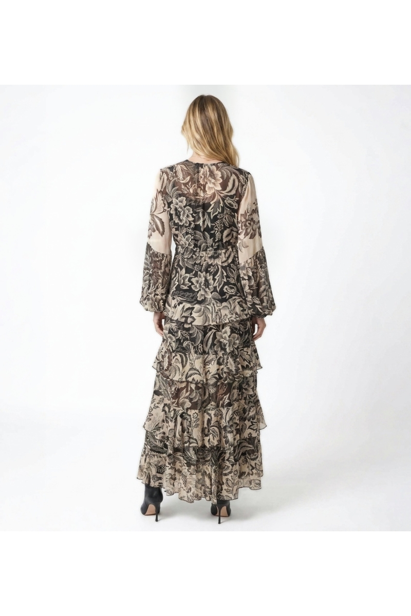 Vista posteriore di vestito lungo maxi nero e beige a stampa floreale, maniche lunghe, vita elasticizzata, gonna a balze.