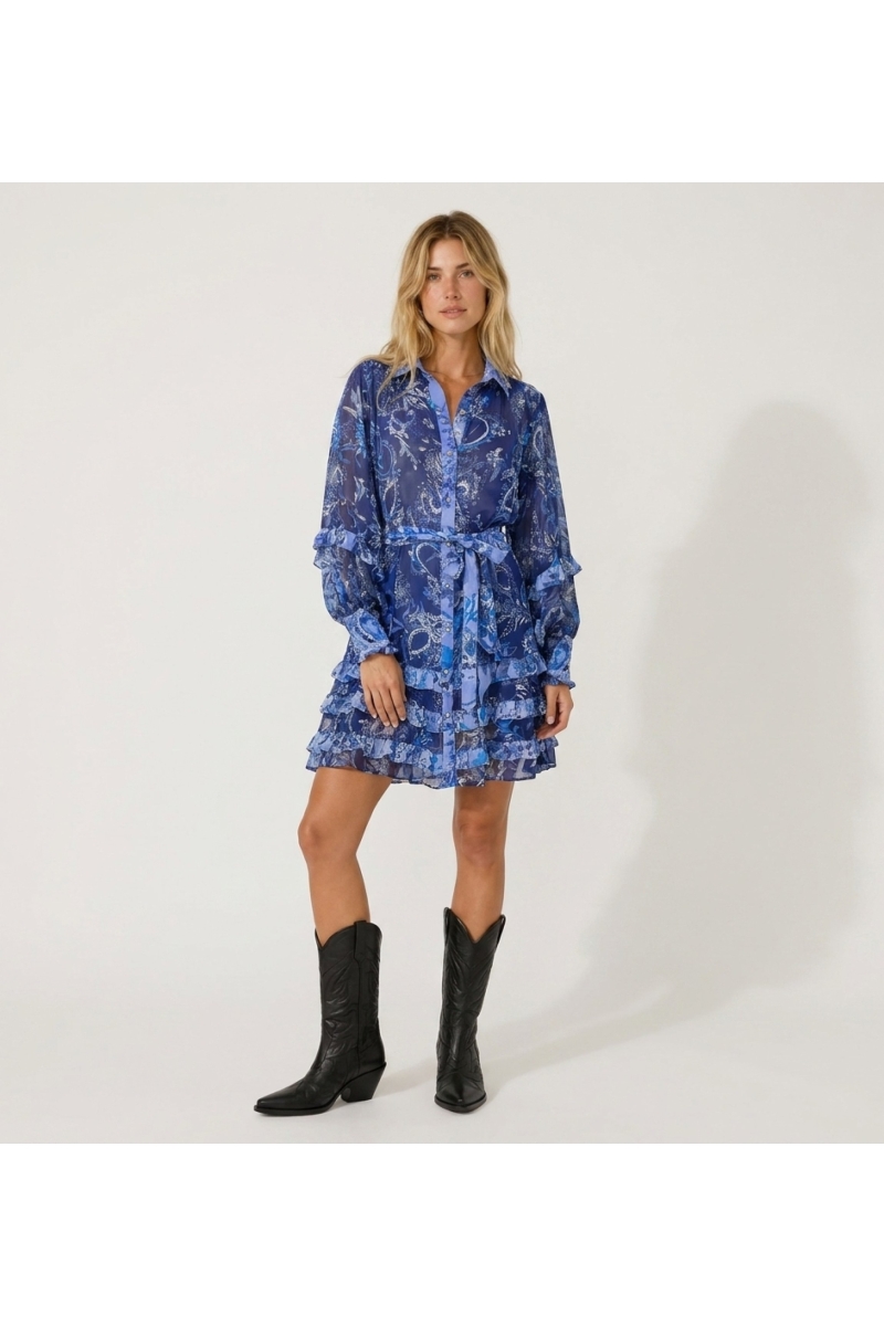 Vestito corto trasparente blu e bianco a fiori, maniche lunghe a balze, colletto e gonna a strati.