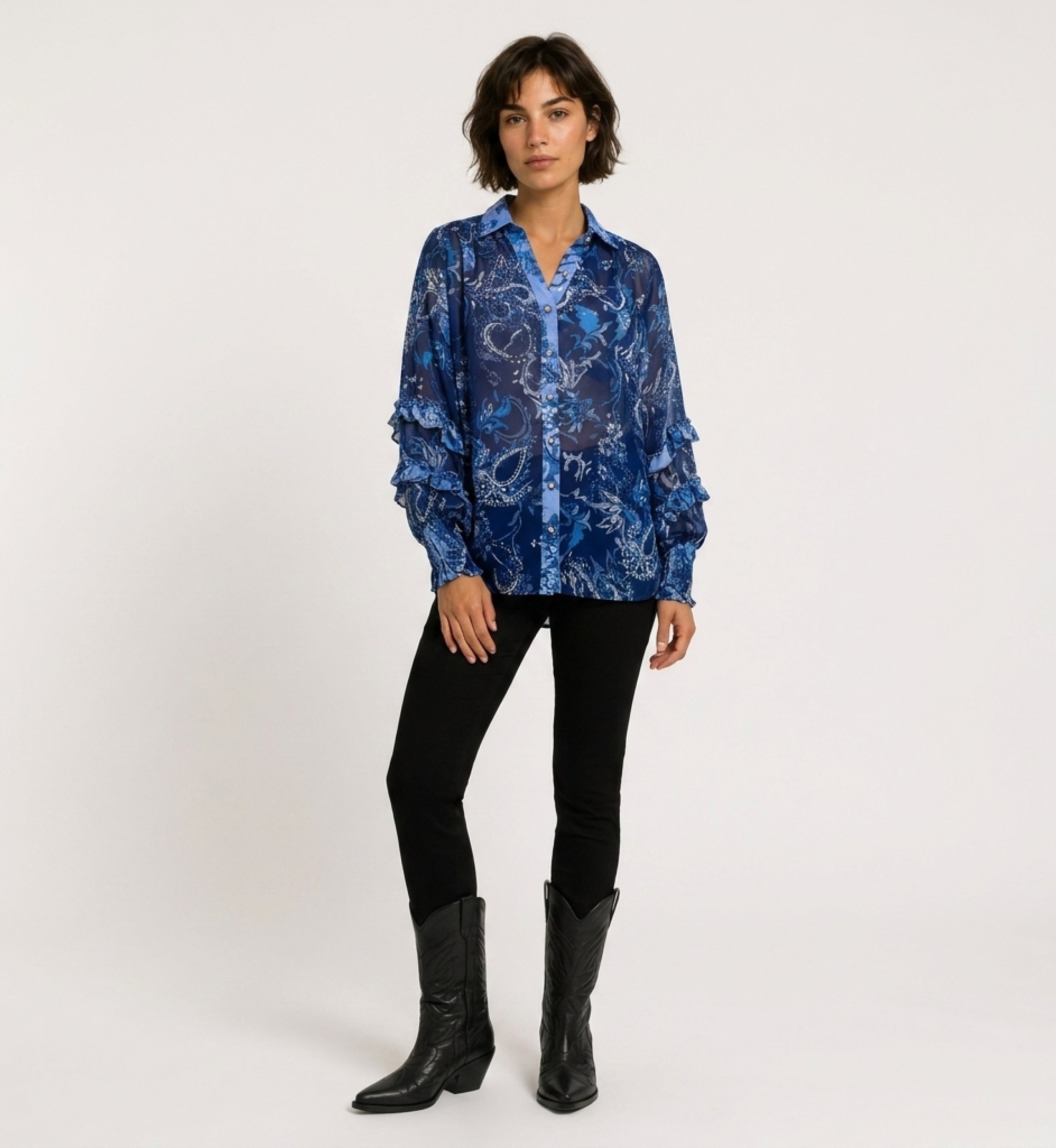 Transparente blaue Langarmbluse mit Paisley-Blumenmuster, Rüschenmanschetten und V-Ausschnitt Kragen, Vorderansicht.